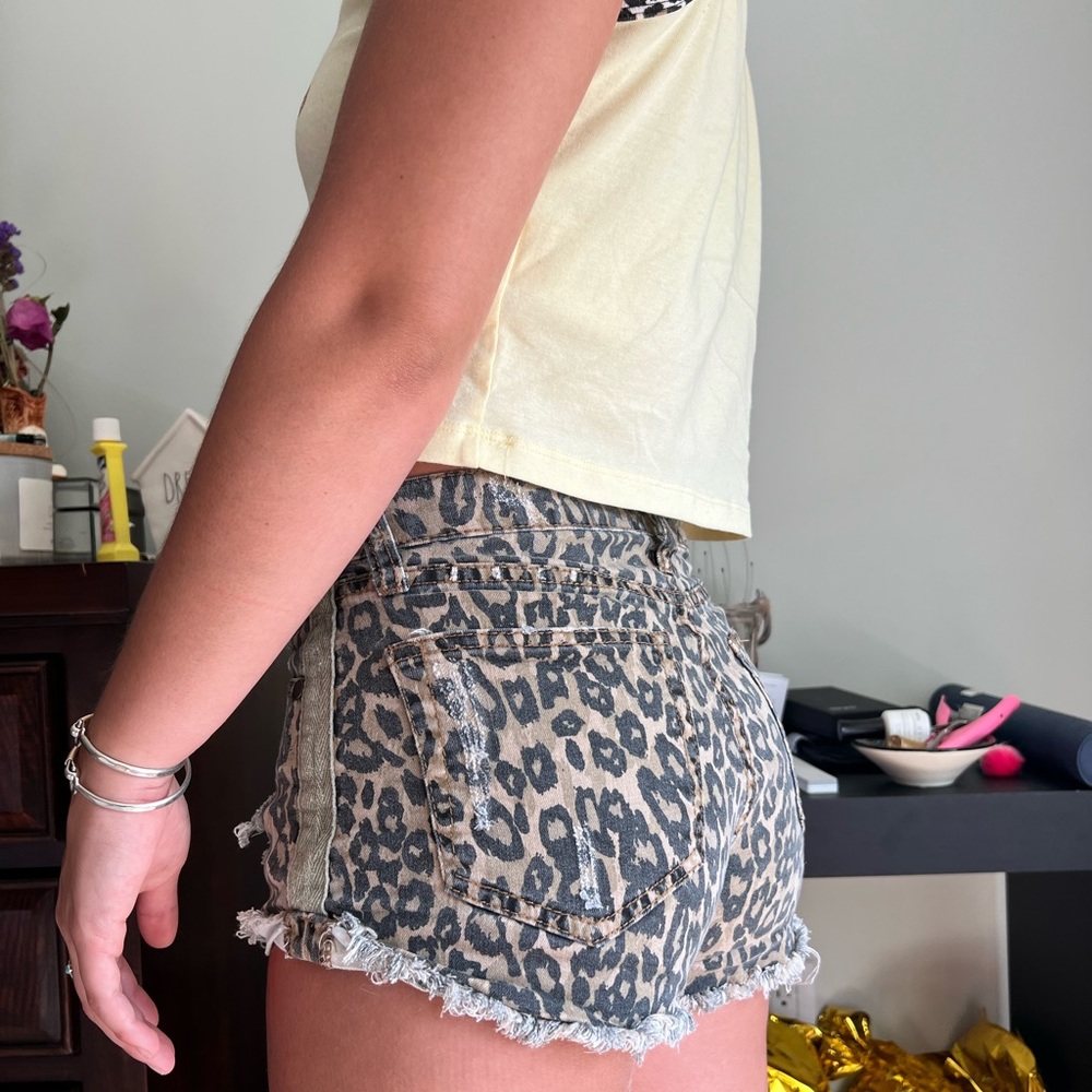 Leonard shorts with taupe ribbon stipe down the side - Picture 5 of 7